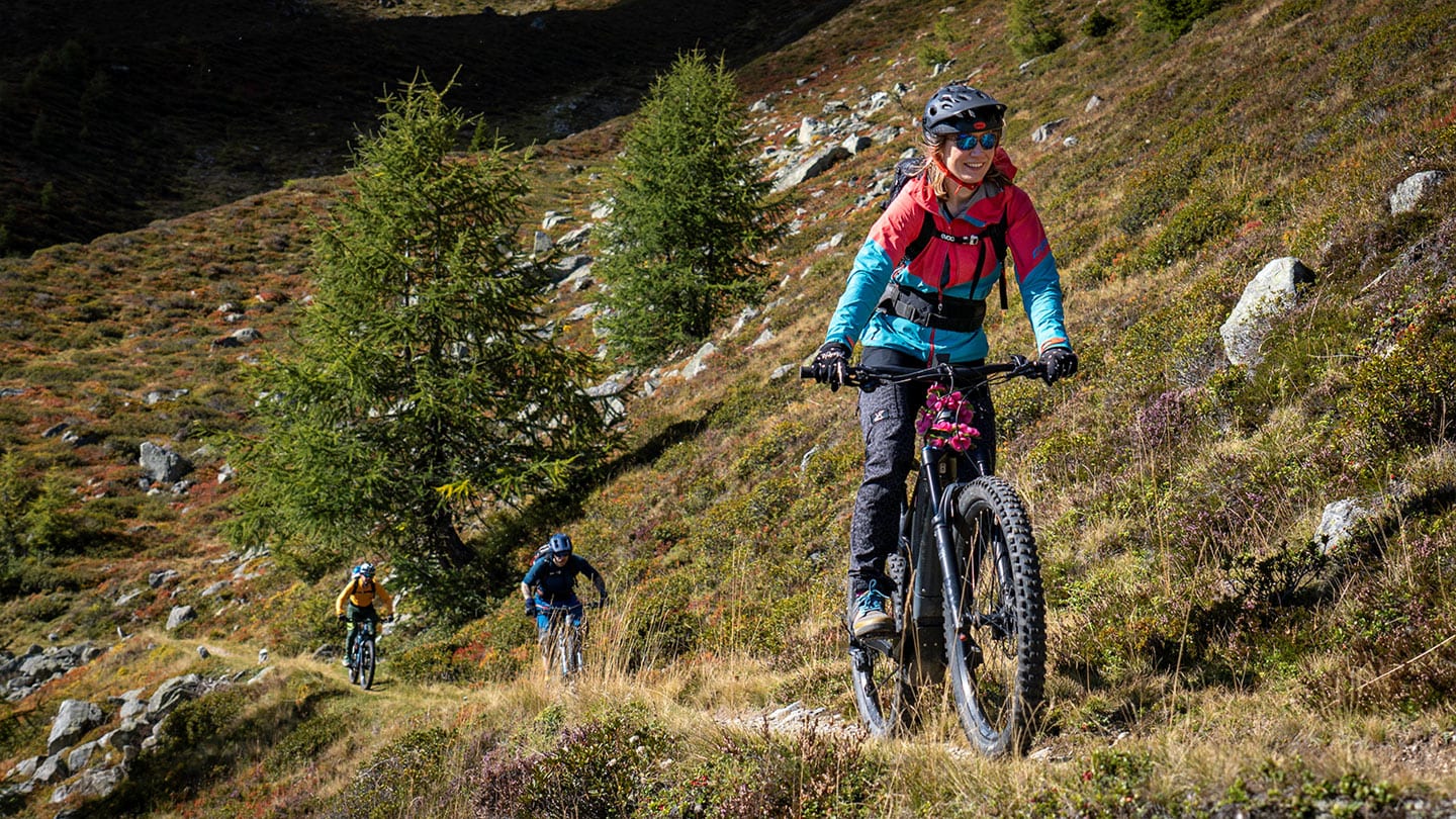 Lachende Biker auf den Trails Smile and say hello